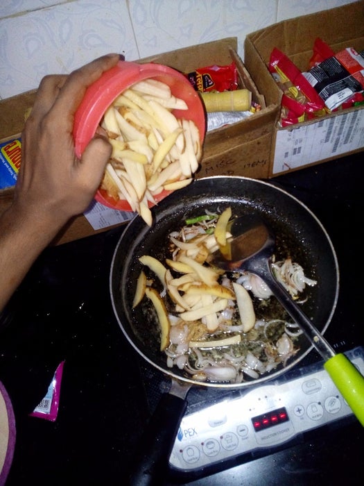 翻炒土豆卷心菜并混合所有香料