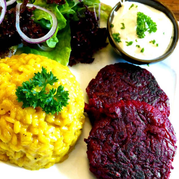 藏红花烩饭配甜菜根饼