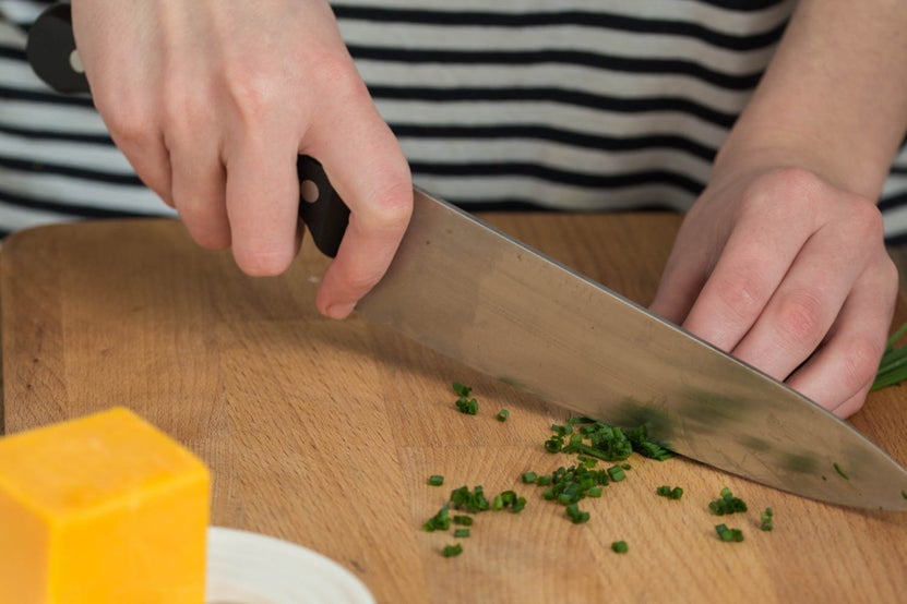 擦芝士碎并切葱花