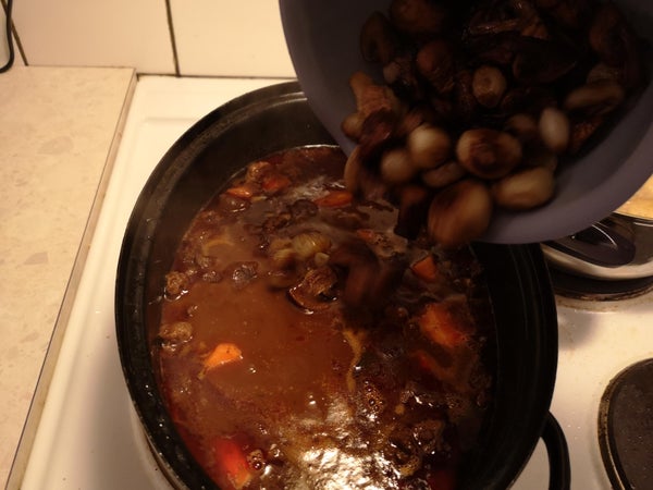 加入蘑菇、洋葱和蒜末