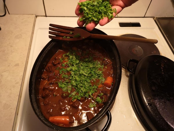 切碎欧芹并撒入