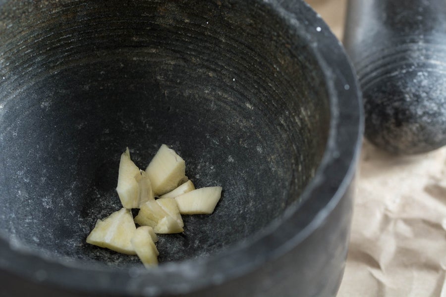 制作热那亚风味罗勒酱