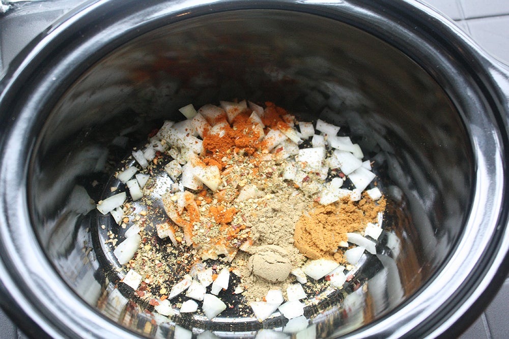 在慢炖锅中准备馅料