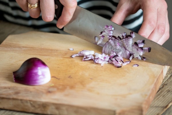 炒制洋葱并炖煮汤底
