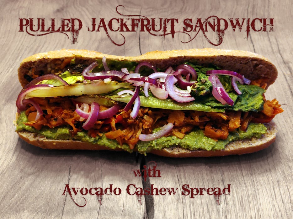 素食烧烤菠萝蜜三明治配牛油果腰果酱