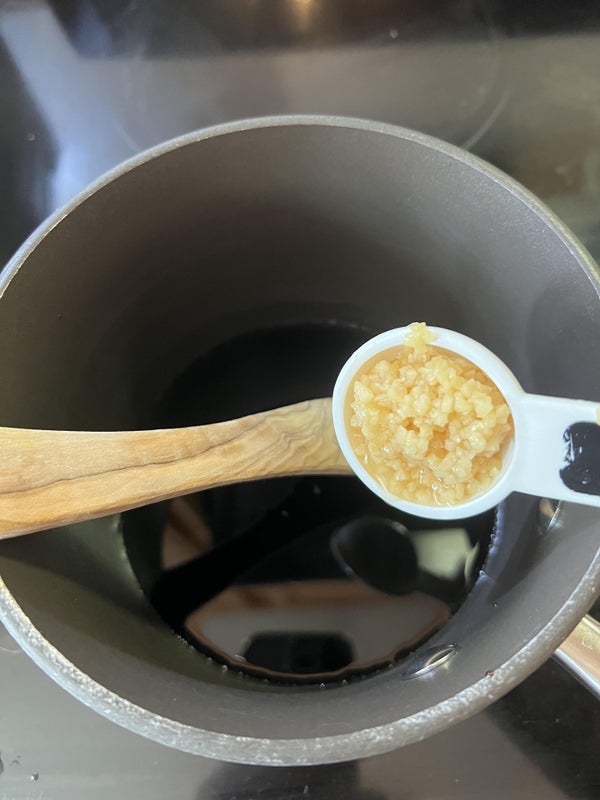 加入蒜和芝麻油