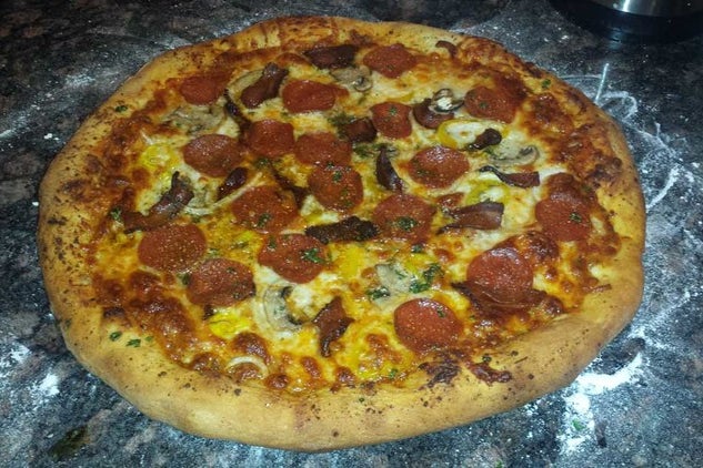 免揉面团披萨搭配自制酱料