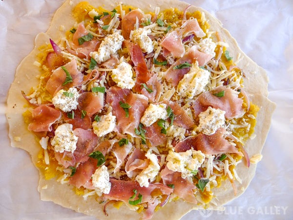 添加调味料和新鲜鼠尾草