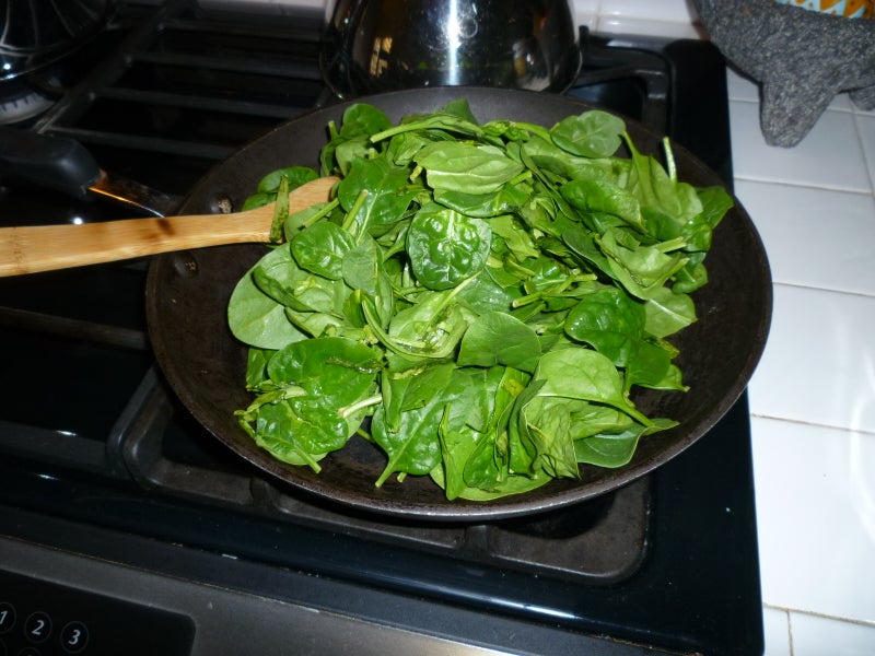 制作蘸料-炒制新鲜菠菜