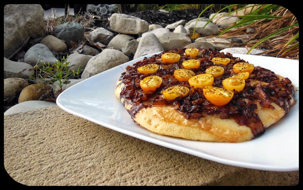 洋葱披萨配勃艮第香草奶酪和香醋焦糖洋葱