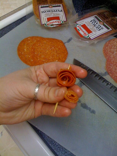 制作意式肉卷玫瑰