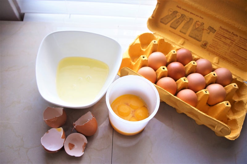 分离蛋清并打发至硬性发泡