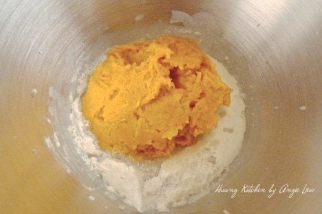 手工混合南瓜泥和香料