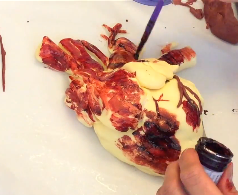 用红、蓝、黑色糖霜混合液绘制