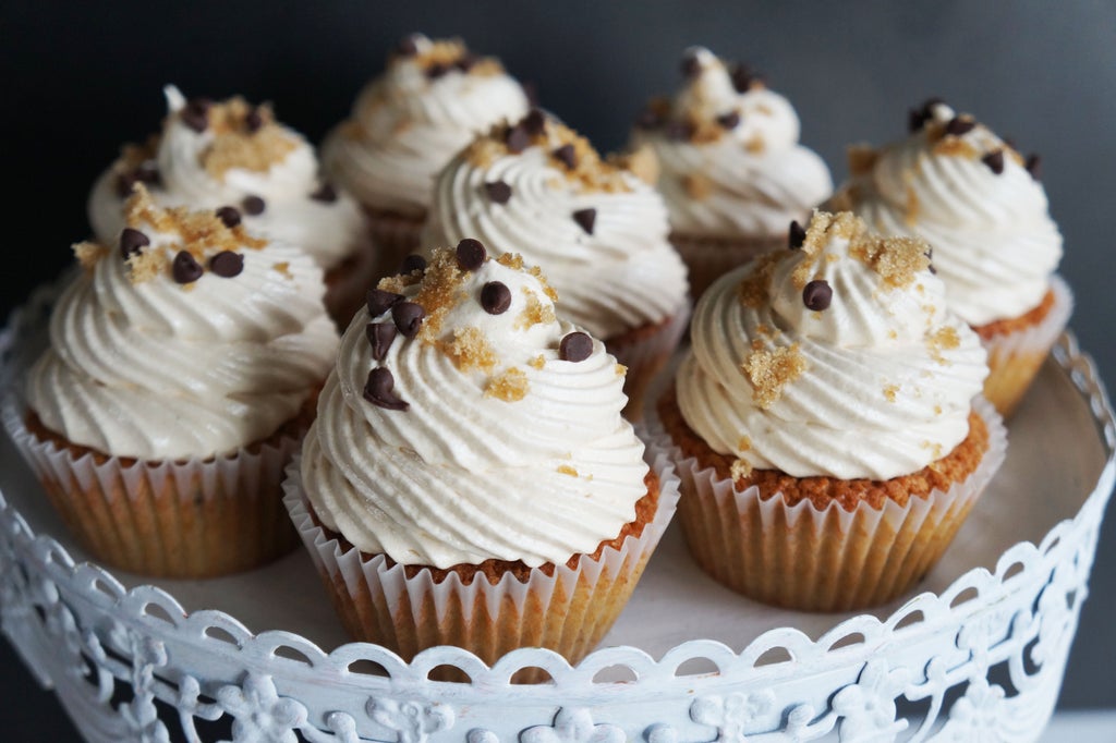 无麸质巧克力碎曲奇面团杯子蛋糕