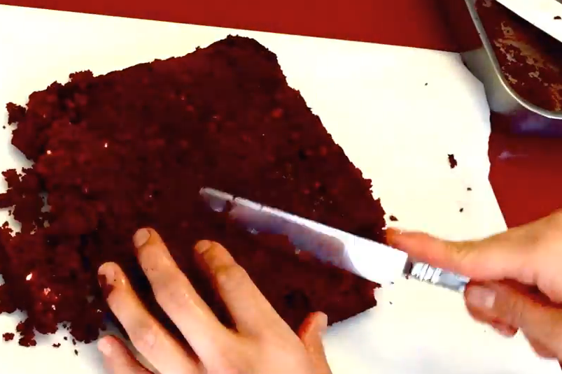 将蛋糕切割成心形