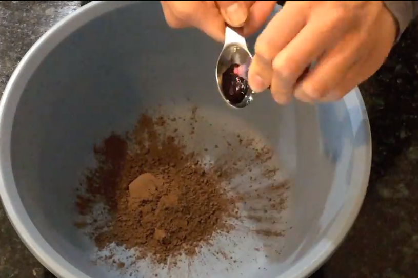 混合可可粉和红色色素