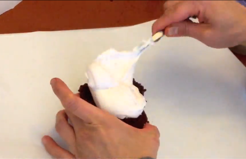 涂抹糖霜并覆盖翻糖