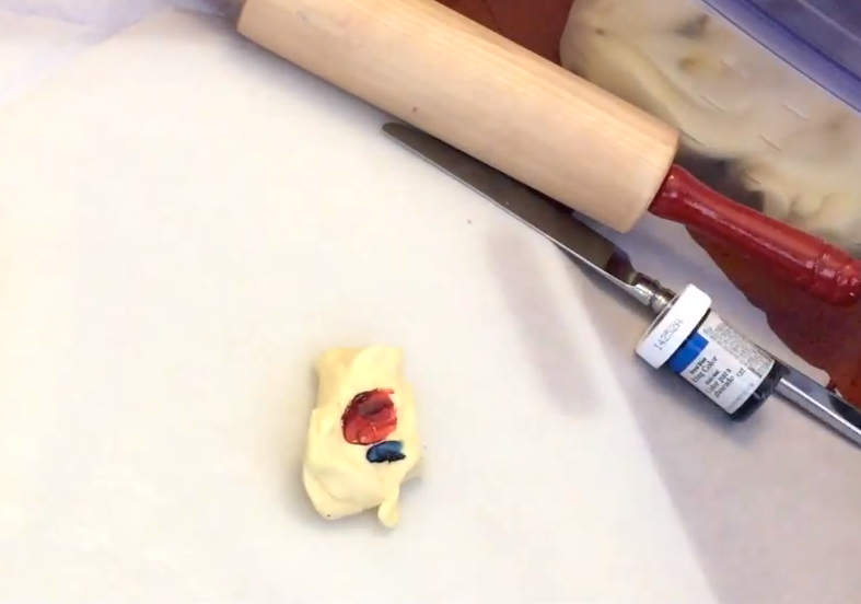 揉入红、蓝、黑色素制作细小血管