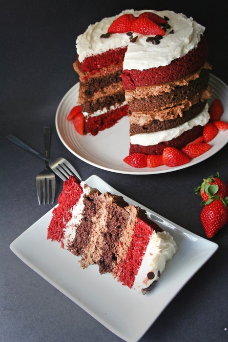 四层红丝绒巧克力蛋糕