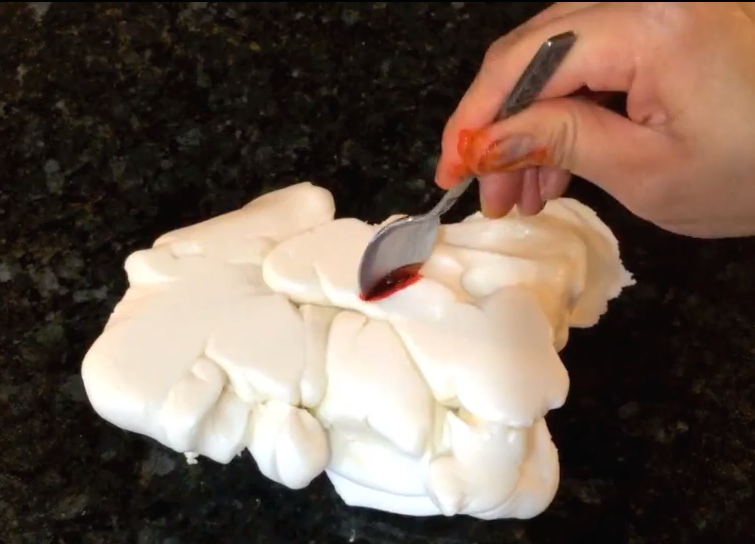 用防粘喷雾或椰子油润滑双手揉制翻糖