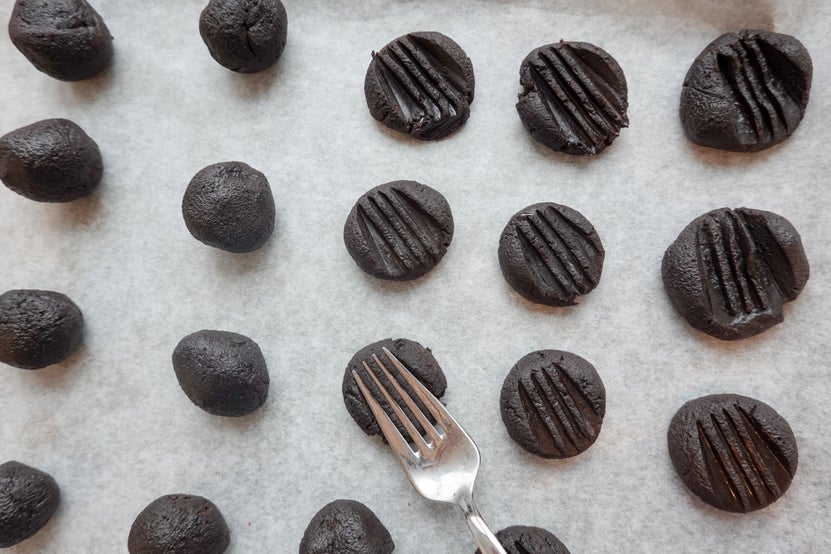 用叉子压扁面团