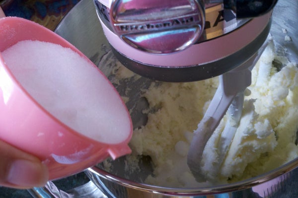 缓慢加糖打至蓬松