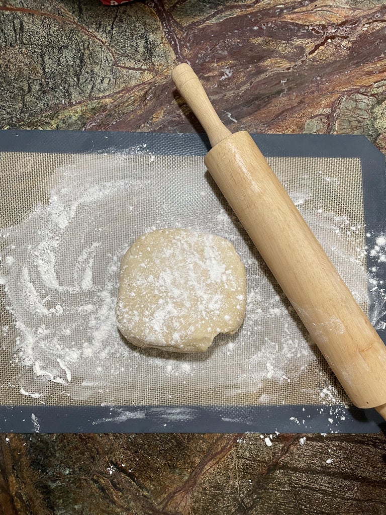 擀面并切割面团