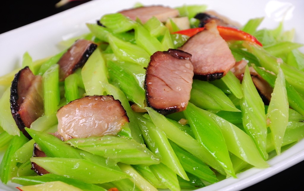西芹百合草莓炒腊肉