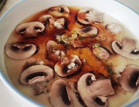 口蘑烩鸽蛋